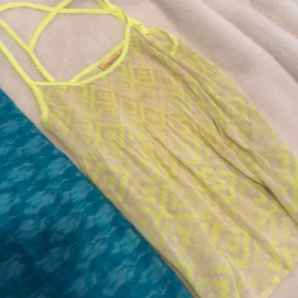 2 Tank tops - Picture 4 of 4